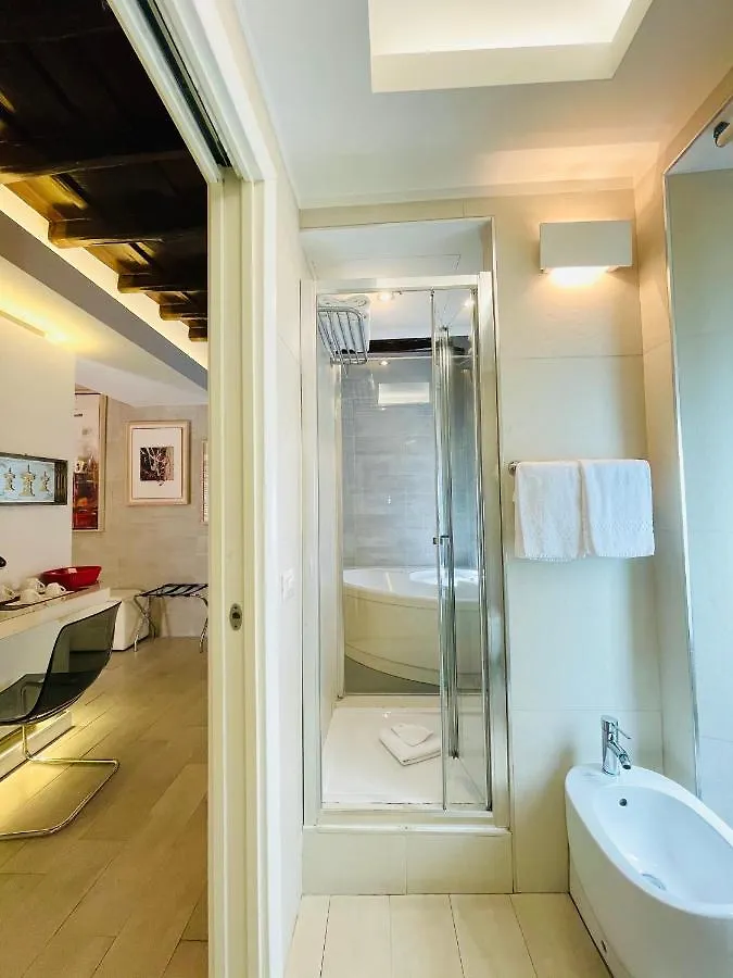 Town House Spagna- Luxury Rooms With Jacuzzi Bath Rom