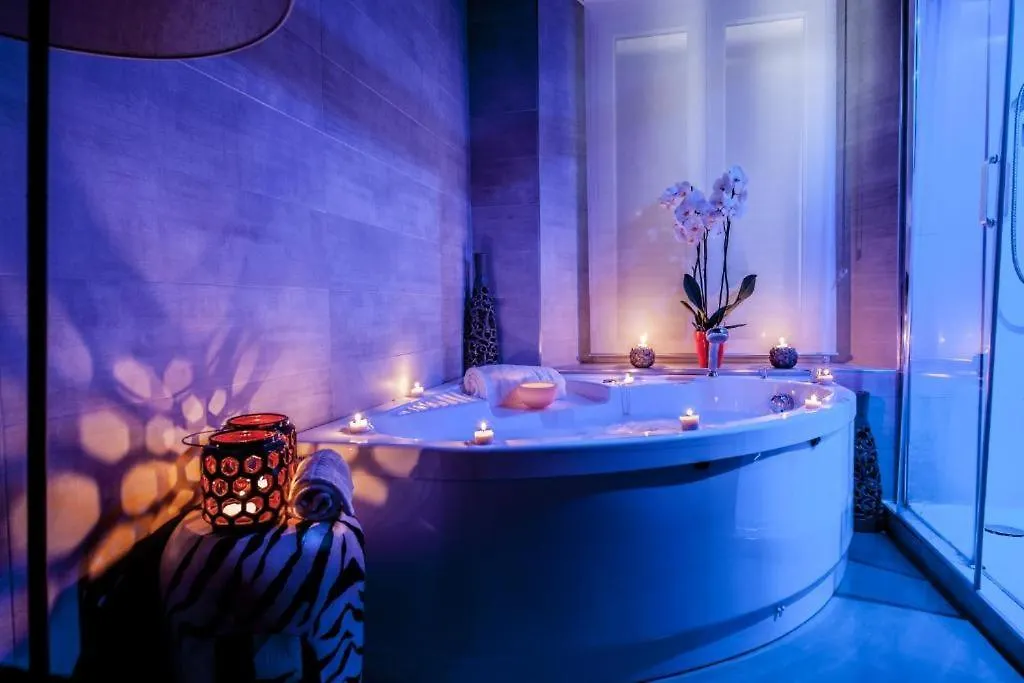 Town House Spagna- Luxury Rooms With Jacuzzi Bath Rom